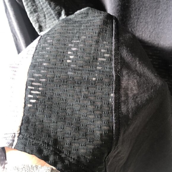 Under Armour Mesh Running Long Sleeve Top Size Small - Picture 3 of 11